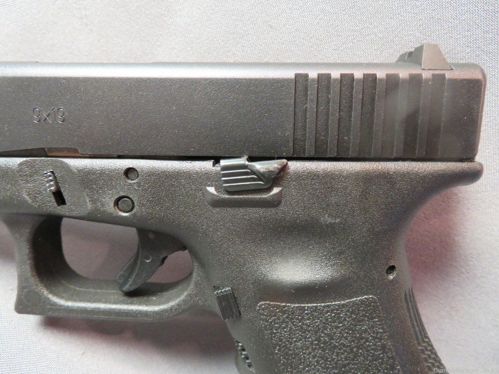 Glock G17 Gen 3 9mm LNIB-img-4