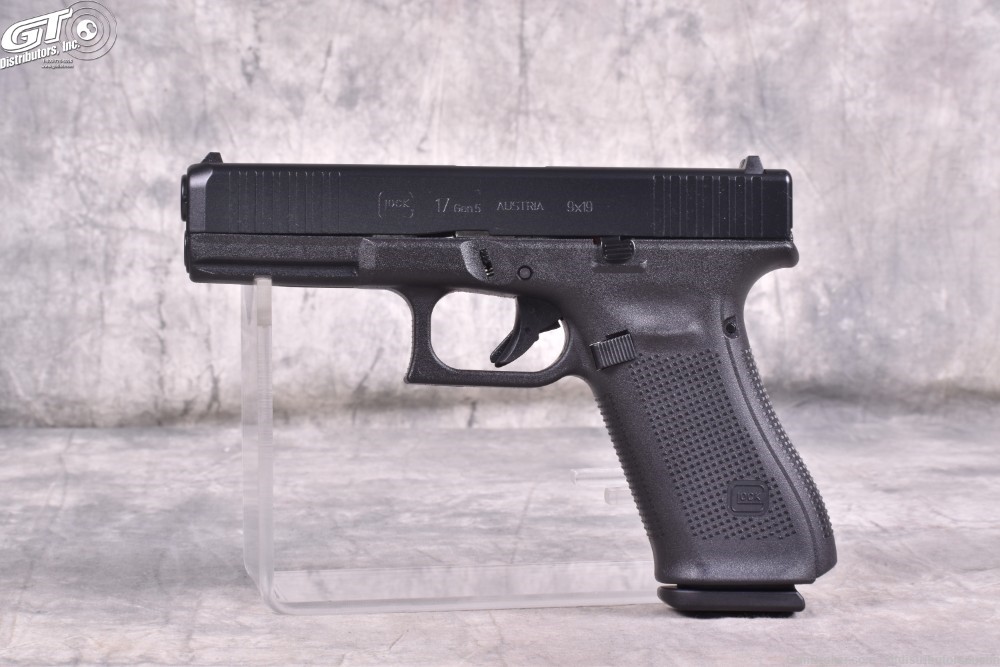 Glock 17 GEN 5 9mm with case and three magazines-img-1