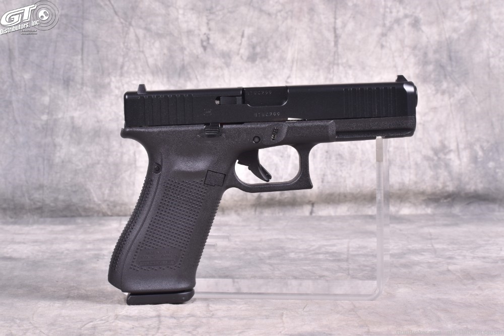 Glock 17 GEN 5 9mm with case and three magazines-img-2