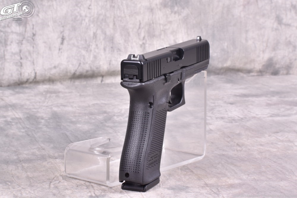 Glock 17 GEN 5 9mm with case and three magazines-img-3