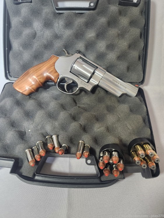Smith & Wesson 629 Deluxe  in 44 Mag-img-1