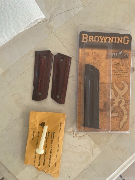 Browning 1911-22 (Plus extra Mag and extra Altamont grips) -img-2
