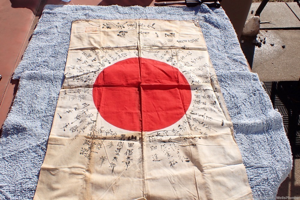 WWII JAPANESE HINOMARU MEATBALL FLAG W/ SIGNED KANJI CHARACTERS (VERY NICE)-img-1