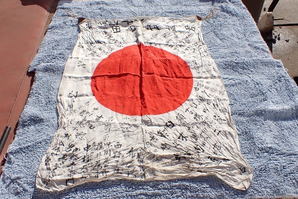 JAPANESE WWII HINOMARU MEATBALL FLAG W/ SIGNED KANJI CHARACTERS (VERY NICE)-img-0