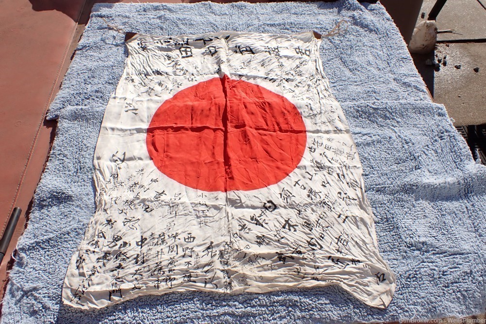 JAPANESE WWII HINOMARU MEATBALL FLAG W/ SIGNED KANJI CHARACTERS (VERY NICE)-img-1