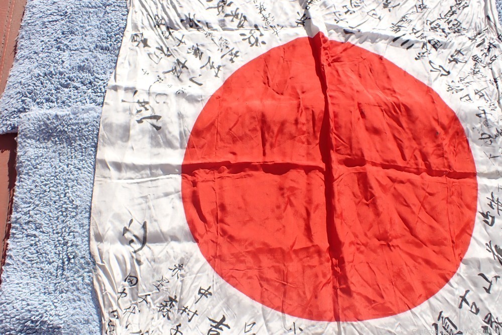 JAPANESE WWII HINOMARU MEATBALL FLAG W/ SIGNED KANJI CHARACTERS (VERY NICE)-img-3