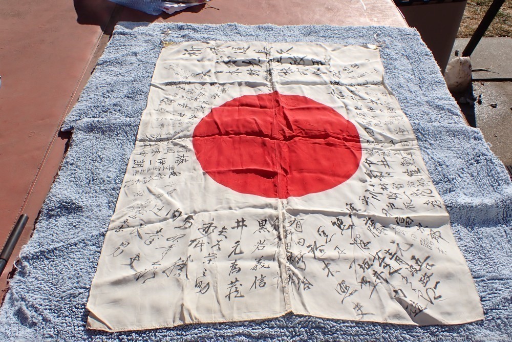 JAPANESE WW2 SOLDIERS PERSONAL NATIONAL FLAG WITH KANJI (VERY NICE)-img-0