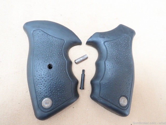 Taurus Model 44 Rubber Revolver Grips + Grip Screw & Alignment Pin-img-0