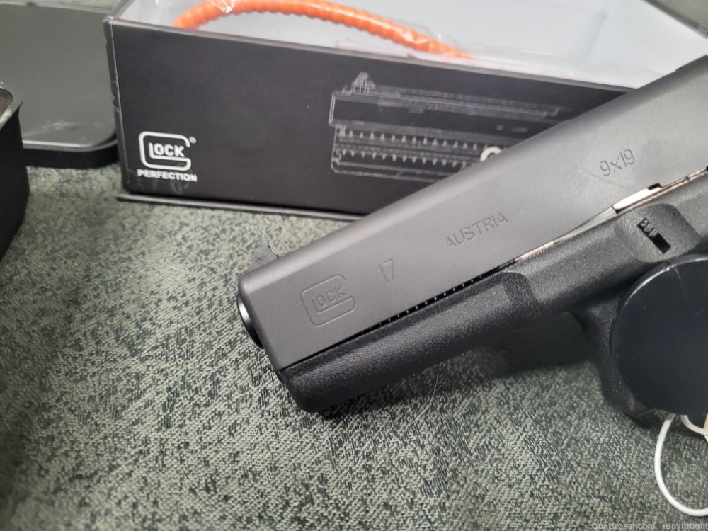 NEW Glock 17 G17 Gen 1 9mm 17+1 4.49" w/ Original Style Tupperware Box-img-5