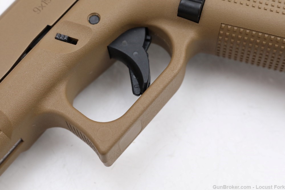 Glock 19X 9mm 4" Desert Tan w/ Factory Box NS 3-17rd Mags NICE! No Reserve-img-12