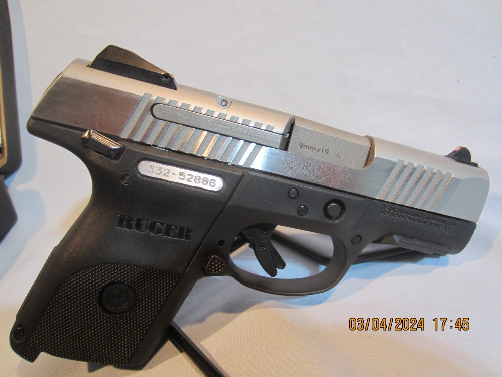 Ruger SR9C 9mm, 2 mags.-img-4