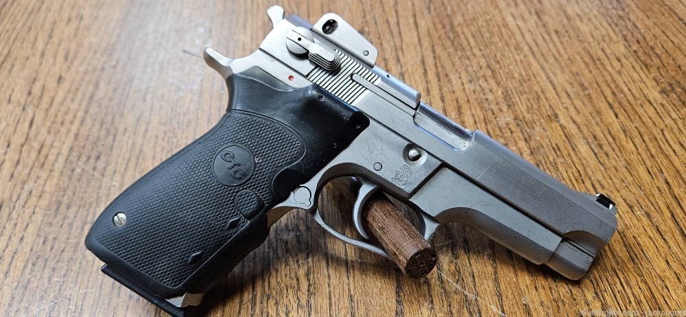 Smith & Wesson Model 5906, 9mm, 4 magazines-img-3