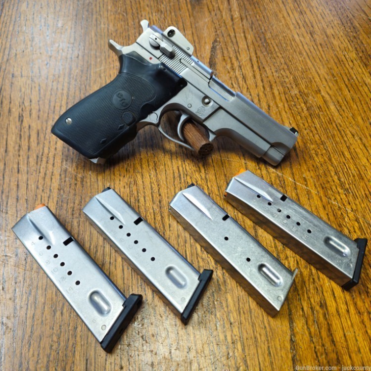 Smith & Wesson Model 5906, 9mm, 4 magazines-img-1