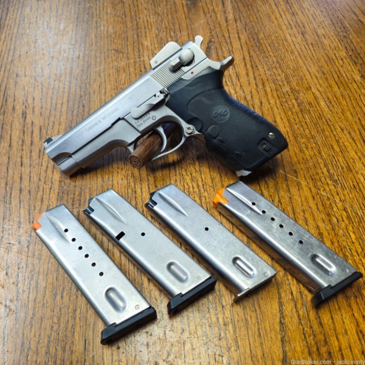Smith & Wesson Model 5906, 9mm, 4 magazines-img-0