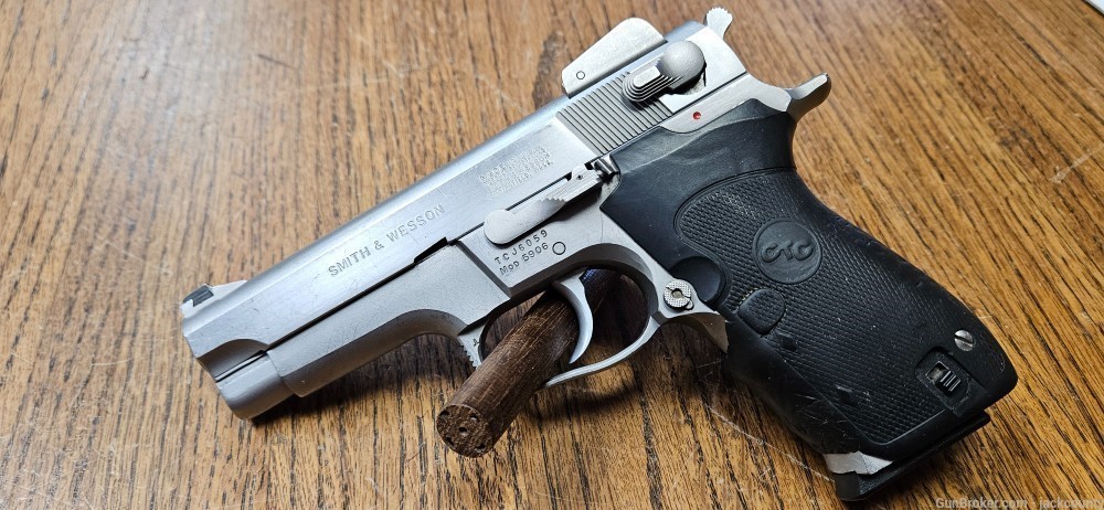Smith & Wesson Model 5906, 9mm, 4 magazines-img-2