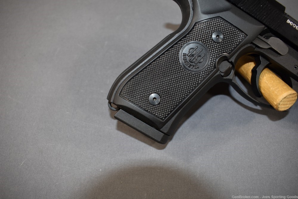 Beretta 92FS - .22LR Semi-Automatic Pistol w/ Factory Case & Lock-img-4