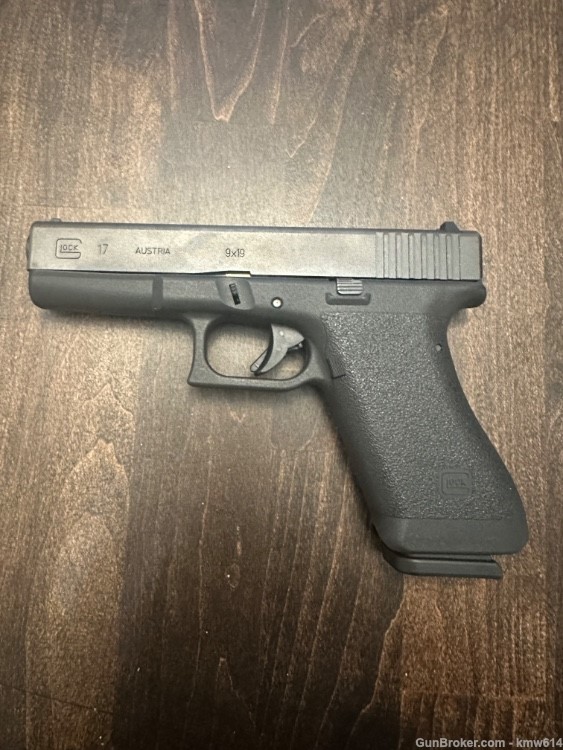 Glock 17 Gen 1 Classic 4.49 inch (Never Fired)-img-1
