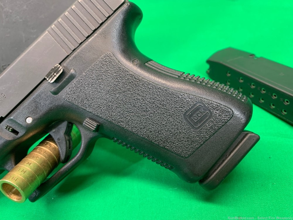 Glock 19 Gen 2 G19 Gen2 in Tupperware box 2 mags 9mm-img-2