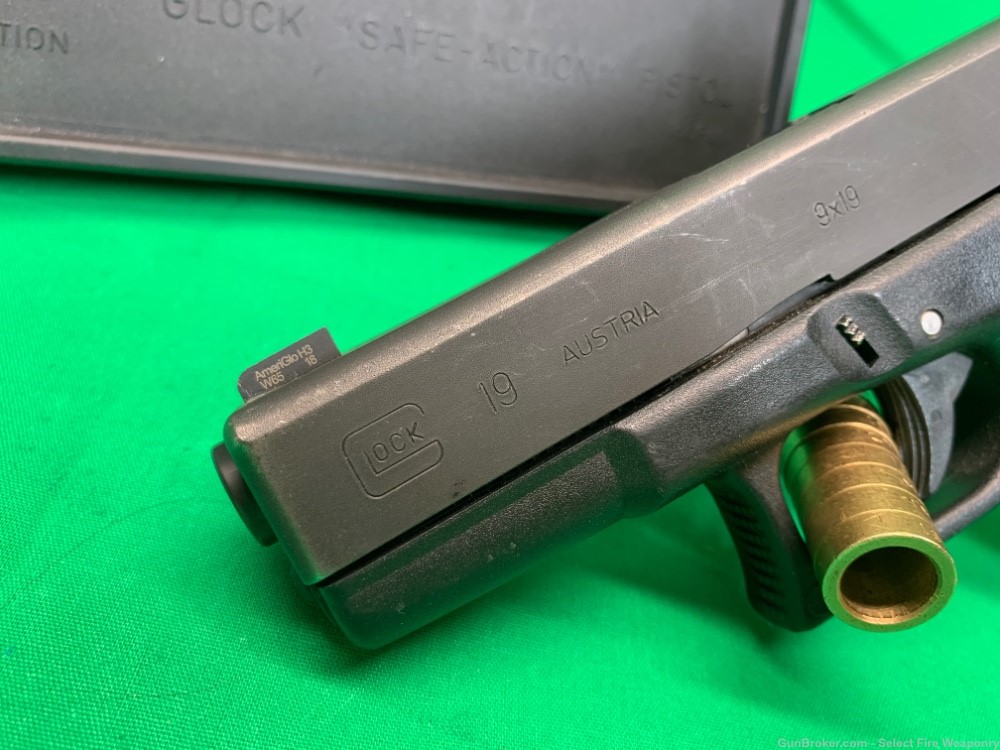 Glock 19 Gen 2 G19 Gen2 in Tupperware box 2 mags 9mm-img-1