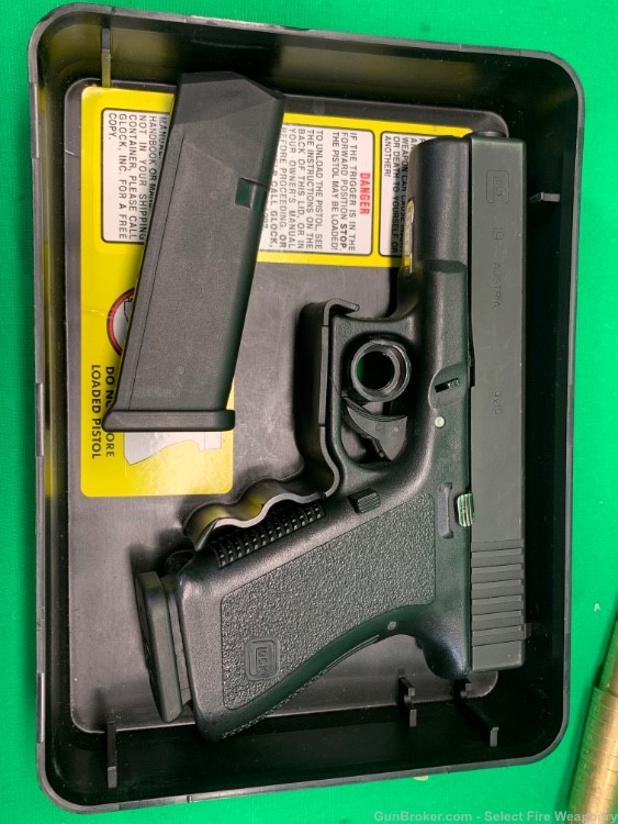 Glock 19 Gen 2 G19 Gen2 in Tupperware box 2 mags 9mm-img-14