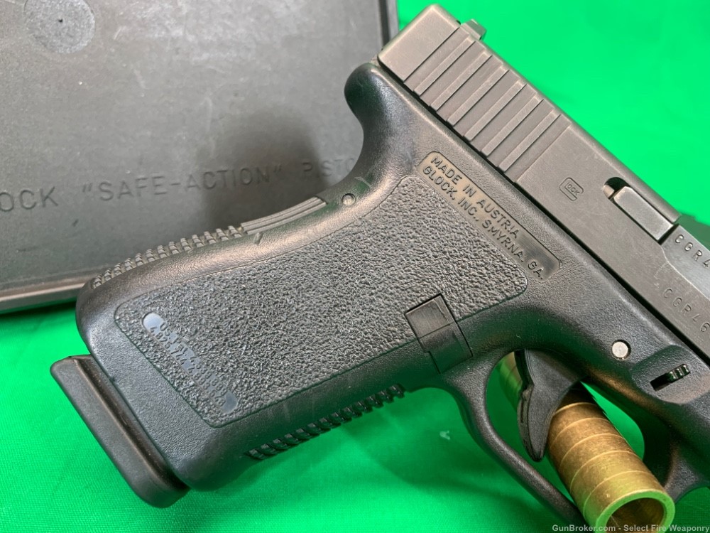 Glock 19 Gen 2 G19 Gen2 in Tupperware box 2 mags 9mm-img-8