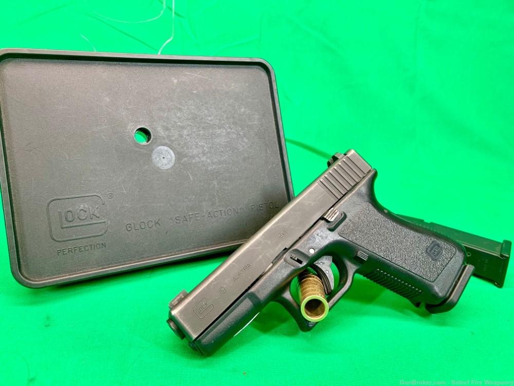 Glock 19 Gen 2 G19 Gen2 in Tupperware box 2 mags 9mm-img-0