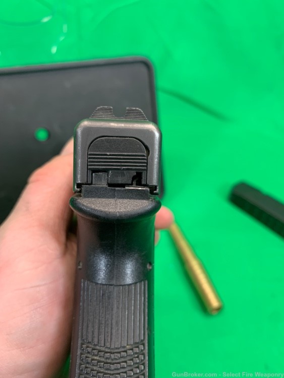 Glock 19 Gen 2 G19 Gen2 in Tupperware box 2 mags 9mm-img-10