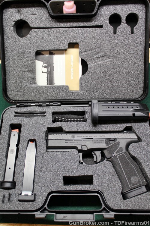 Steyr L9 A2 MF 9mm 4.5" upgraded Night sights w/ 4 mags & orig case-img-0