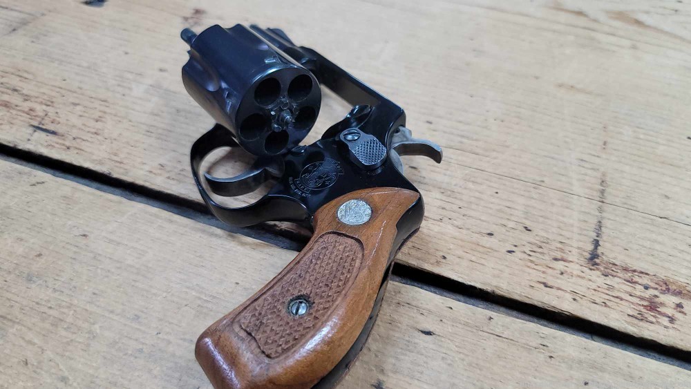 Smith and Wesson 37 Airweight Revolver .38 special wood grips-img-12