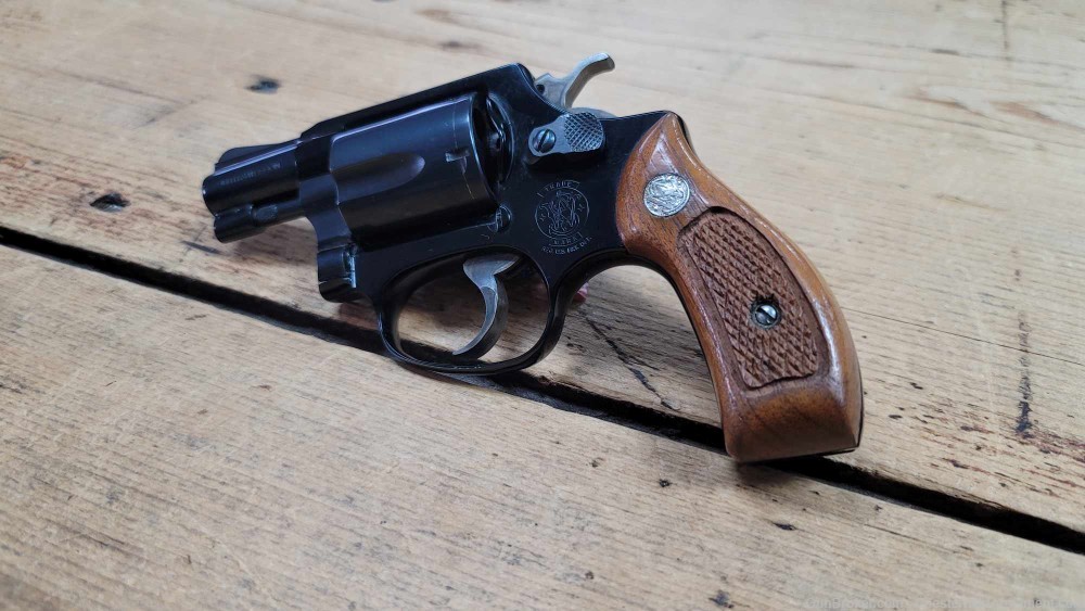 Smith and Wesson 37 Airweight Revolver .38 special wood grips-img-5