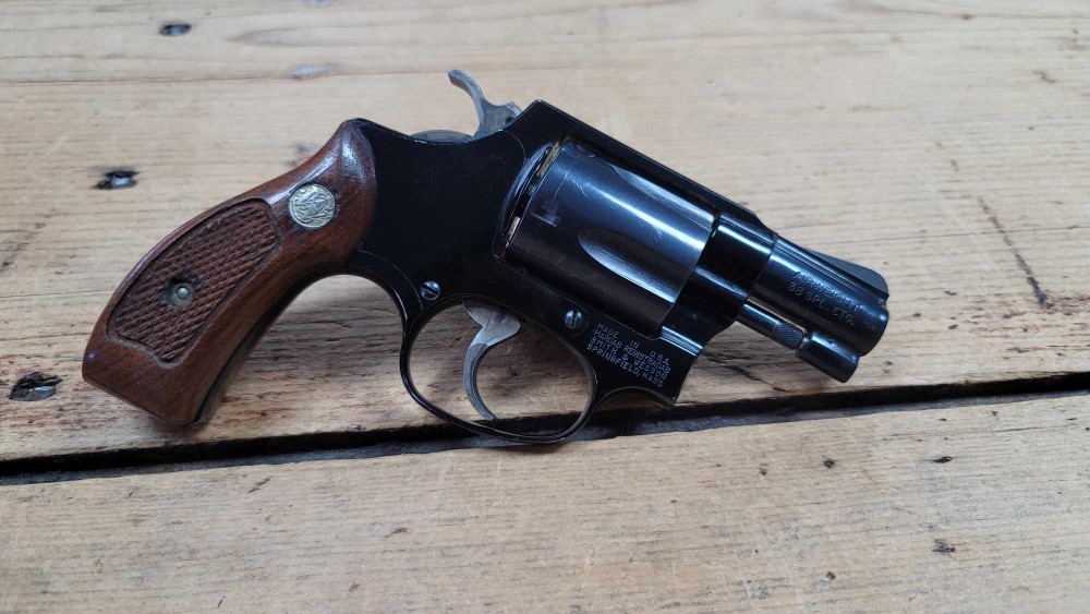 Smith and Wesson 37 Airweight Revolver .38 special wood grips-img-0