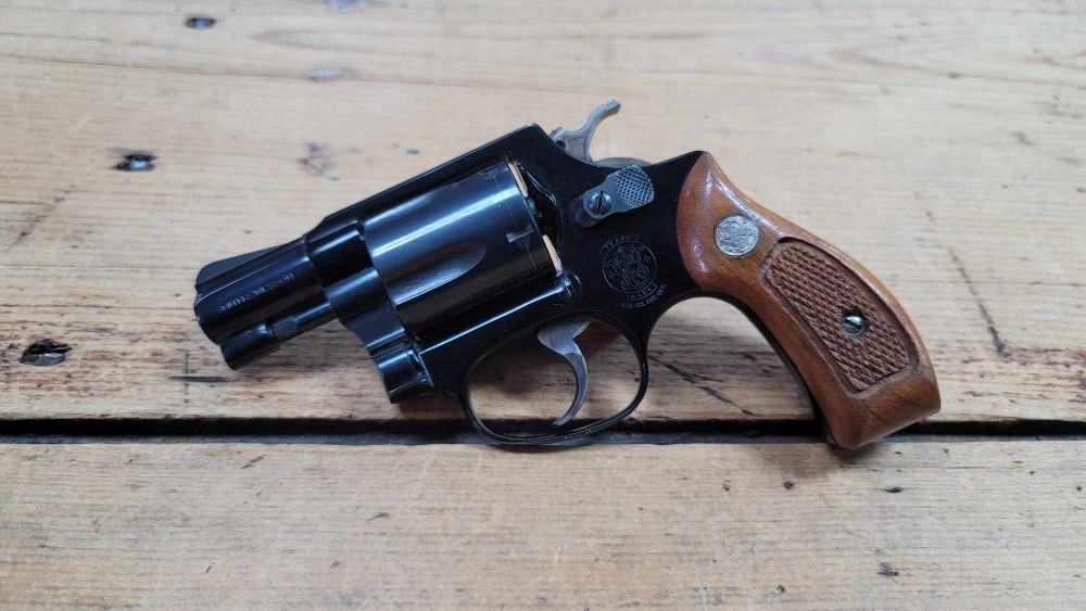 Smith and Wesson 37 Airweight Revolver .38 special wood grips-img-1