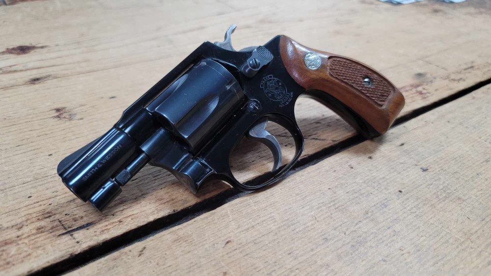Smith and Wesson 37 Airweight Revolver .38 special wood grips-img-4