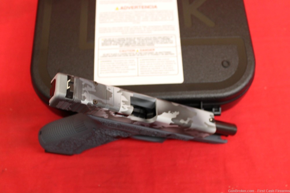 Glock 22 Gen 3 Urban Camo Custom Finish,40S&W 2-15rd Magazines -img-1