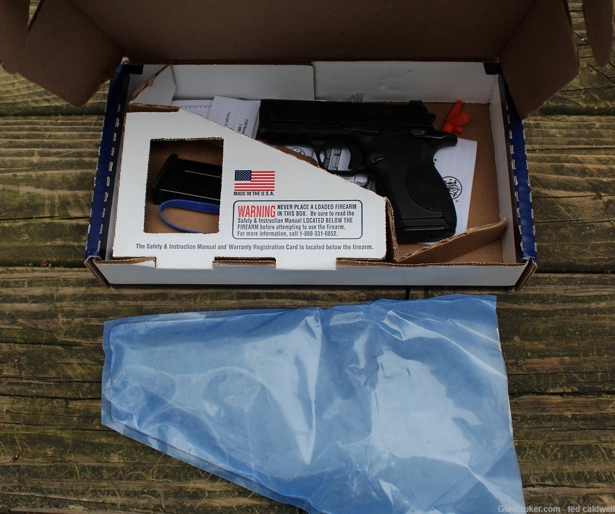Nice Smith and Wesson CSX 9mm pistol in box! Free Ship in lower 48 states!-img-2