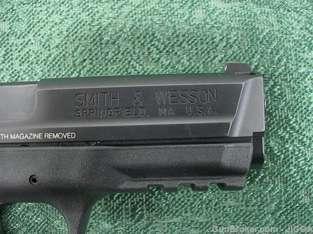 Used Smith and Wesson M&P 40-img-5