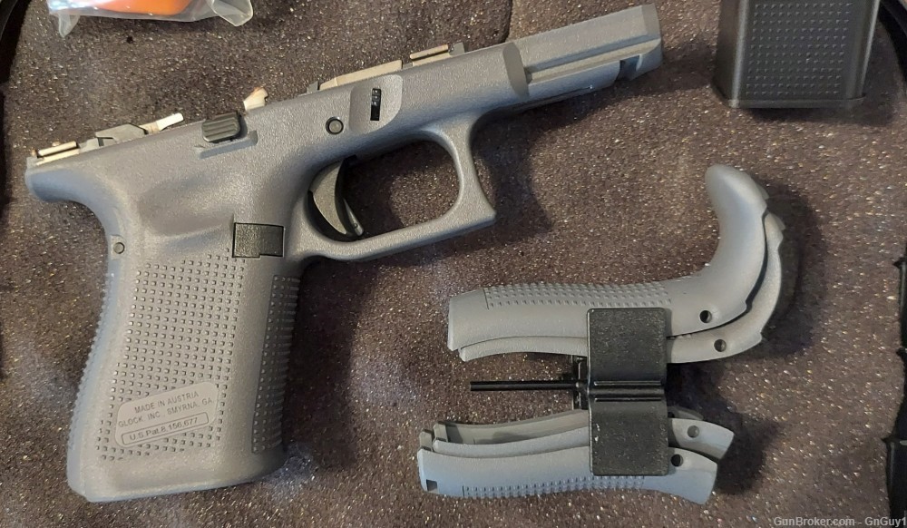 NEW Glock G 19 Gen 5 gray Molded frame w/ case 9mm 9 mm ejector G19 -img-2