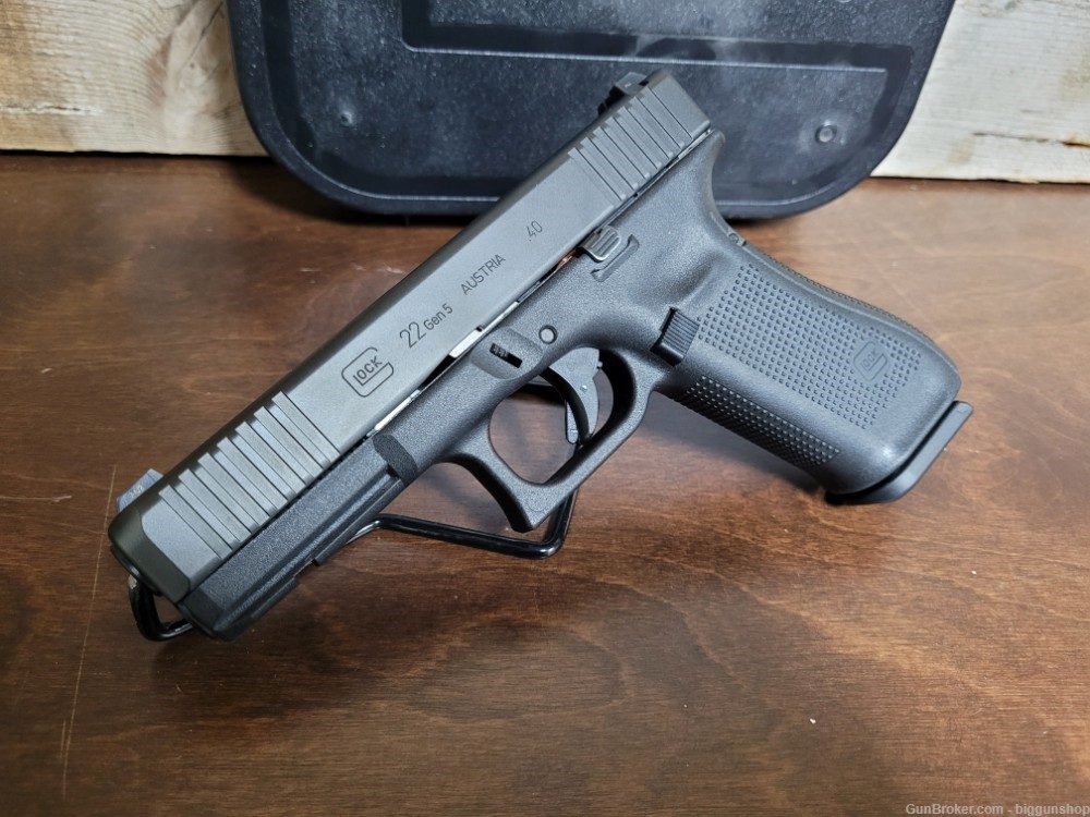 Used Glock 22 Gen5 40S&W W/ Night Sights Great Condition!-img-1