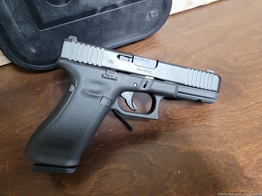 Used Glock 22 Gen5 40S&W W/ Night Sights Great Condition!-img-2