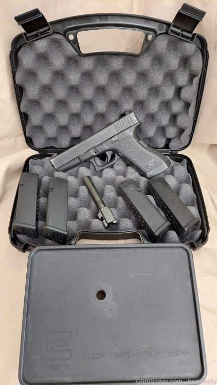 Glock 22 + 9mm Conversion Barrel 4 Mags Case-img-1