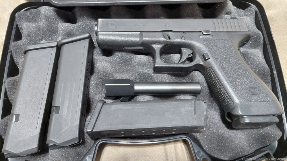 Glock 22 + 9mm Conversion Barrel 4 Mags Case-img-0