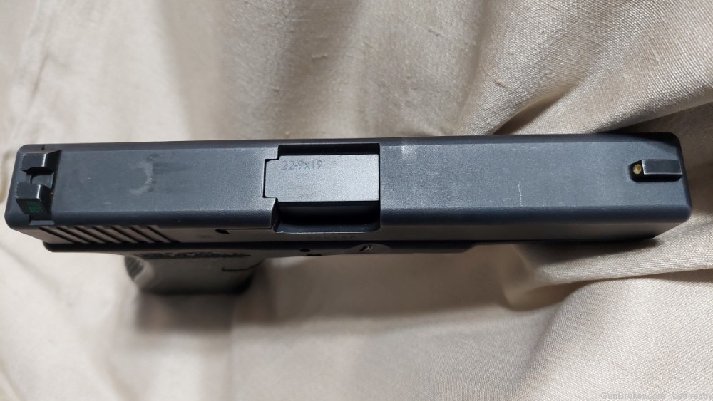 Glock 22 + 9mm Conversion Barrel 4 Mags Case-img-6
