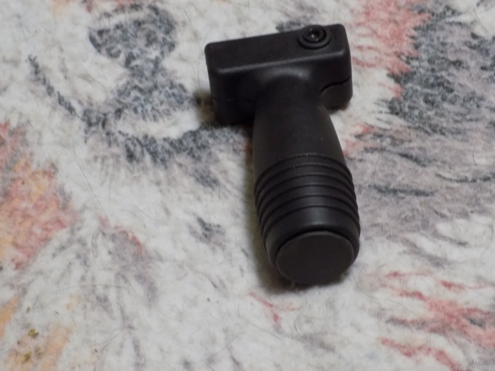 Tactical fore grip -img-0