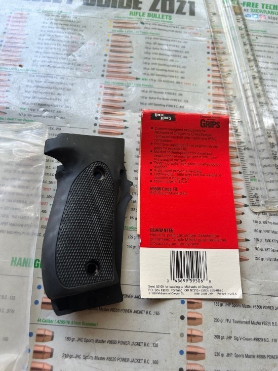 Sig Sauer P226 Uncle Mikes Grips Black Checkered Rubber Butler Creek Spegel-img-0