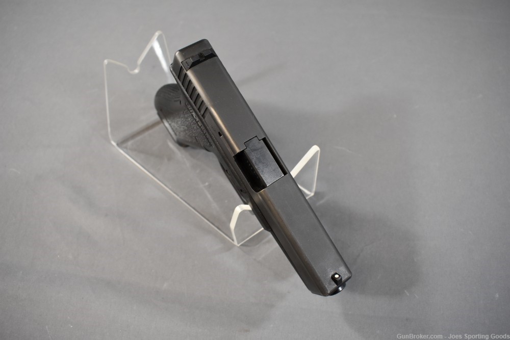 Glock 17 - 9mm Semi Automatic Pistol w/ 3 Magazines & Holster-img-11