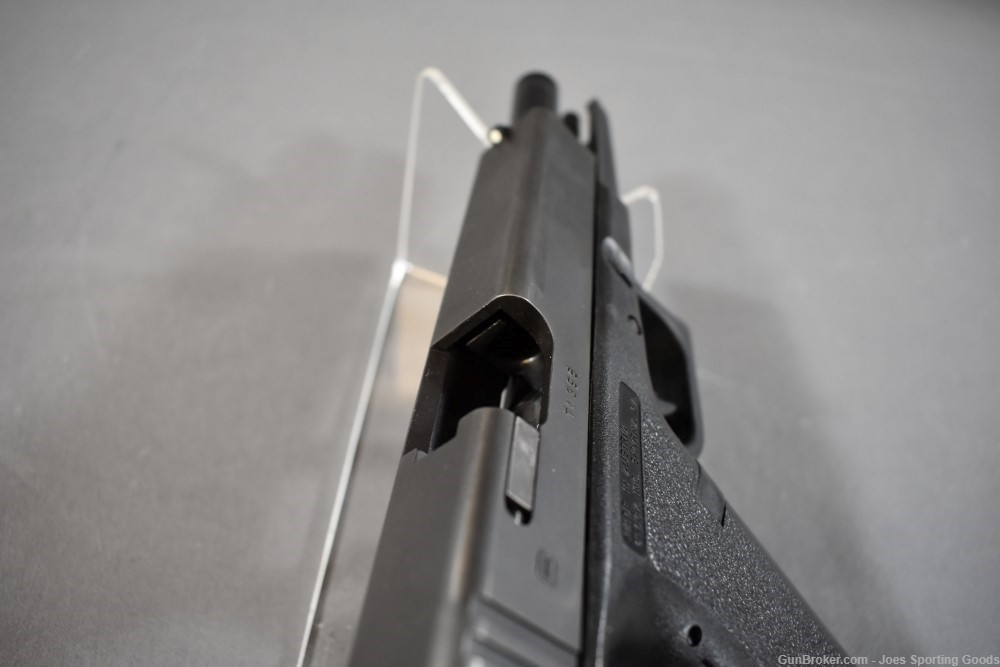 Glock 17 - 9mm Semi Automatic Pistol w/ 3 Magazines & Holster-img-9