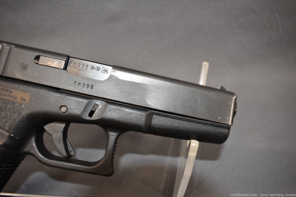 Glock 17 - 9mm Semi Automatic Pistol w/ 3 Magazines & Holster-img-4