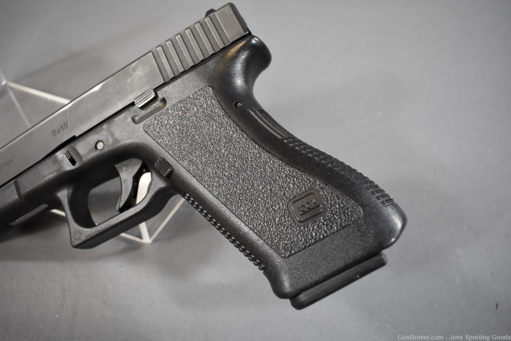 Glock 17 - 9mm Semi Automatic Pistol w/ 3 Magazines & Holster-img-7