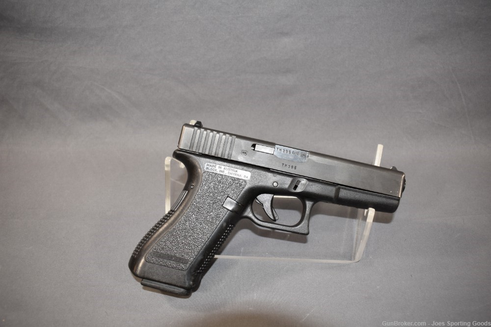Glock 17 - 9mm Semi Automatic Pistol w/ 3 Magazines & Holster-img-1