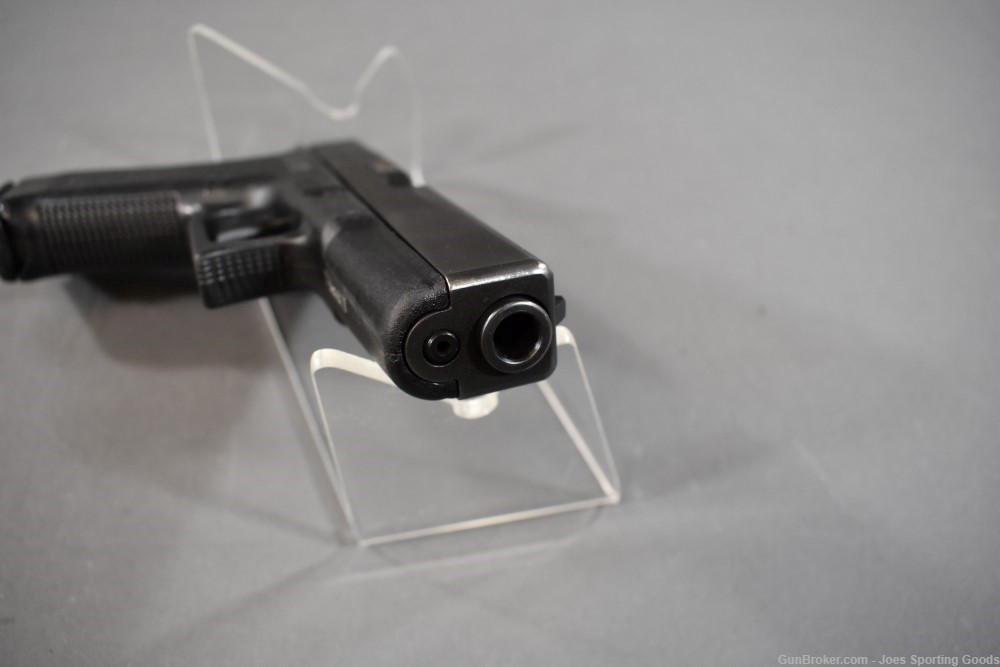 Glock 17 - 9mm Semi Automatic Pistol w/ 3 Magazines & Holster-img-14